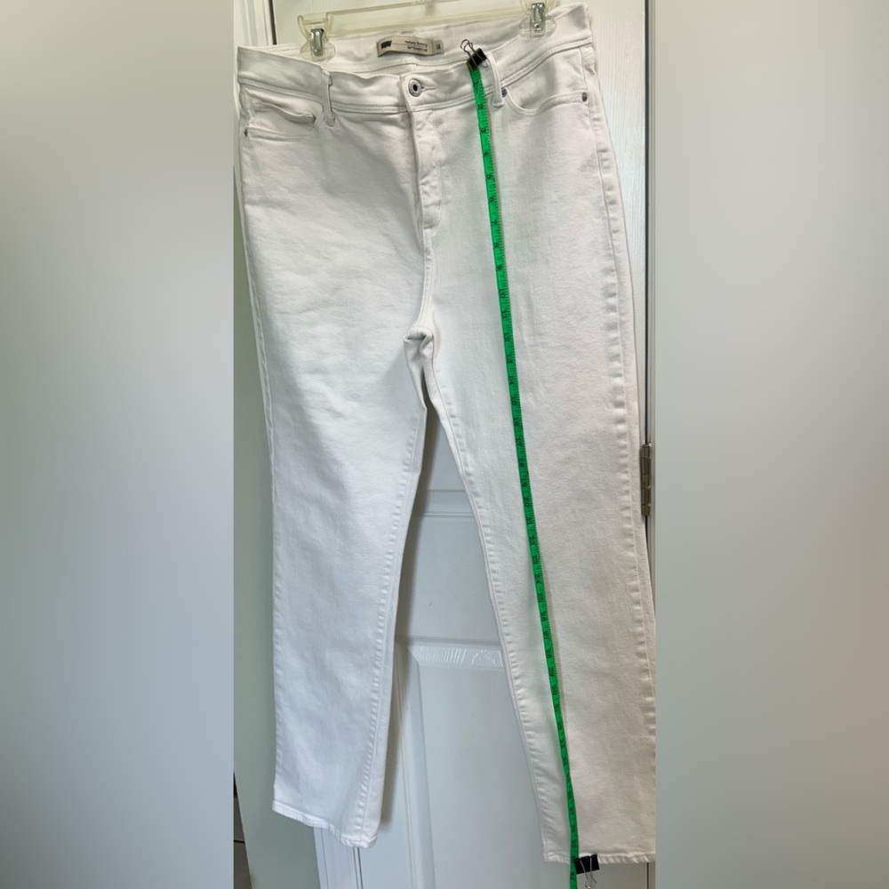 Levi's White Skinny Jeans Modern Minimalist Style
